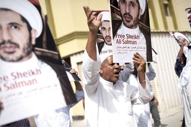 متضامنون مع الشيخ علي سلمان يرفعون صوره - AFP
