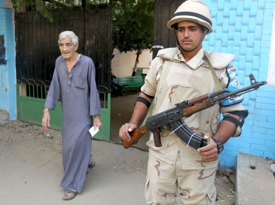 جندي مصري يحرس أحد مراكز الاقتراع في محافظة الجيزة - reuters
