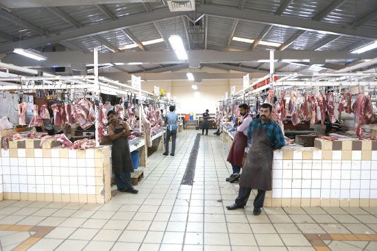 القصابون يهددون بإغلاق محلاتهم جراء أزمة رفع الدعم عن اللحوم