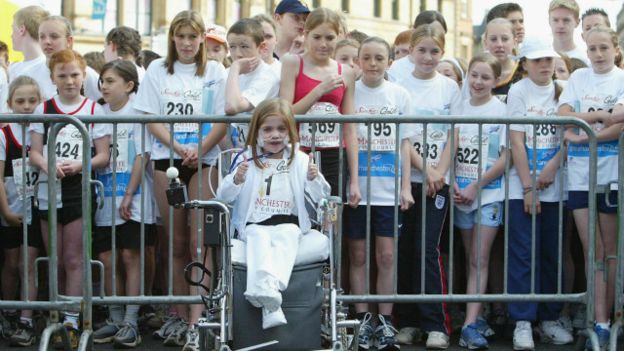  كريستي في عام 2003 اثناء افتتاحها لسباق جري لجمع تبرعات خيرية بمانشستر 