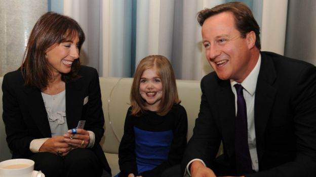  كريستي مع رئيس الوزراء البريطاني ديفيد كاميرون وزوجته سامانثا. 