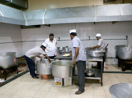 عبدالله الشروقي يشرف على عماله في المطبخ
