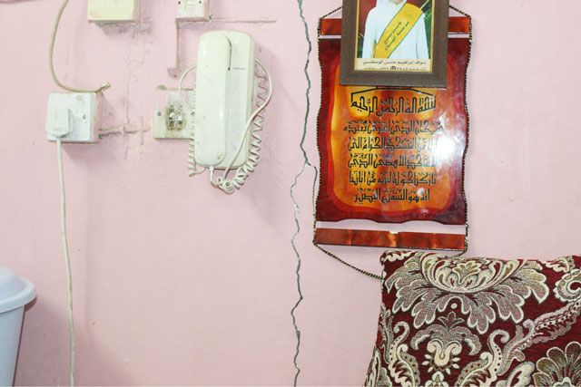 تشققات في جدران منزل الأسرة البحرينية بقرية الدراز