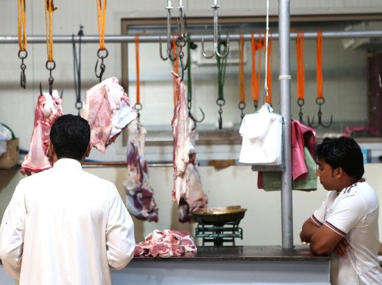 اللحوم عرضت في بعض المقاصب بسوق المحرق المركزي أمس