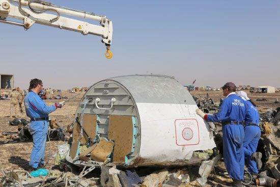 خبراء روس في موقع تحطم الطائرة الروسية في سيناء المصرية - afp