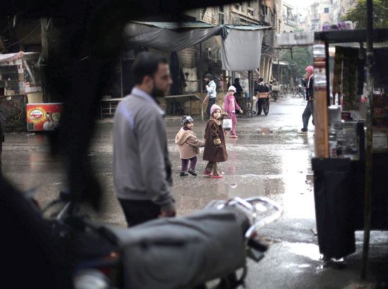 فتاتان سوريتان في منطقة الغوطة الشرقية شرق العاصمة السورية دمشق - afp