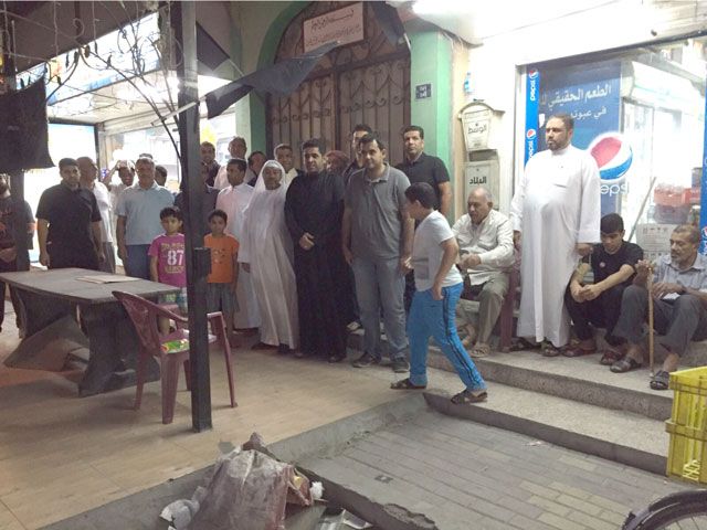 مصلو «الأربش» أثناء تجمعهم بجانب المسجد