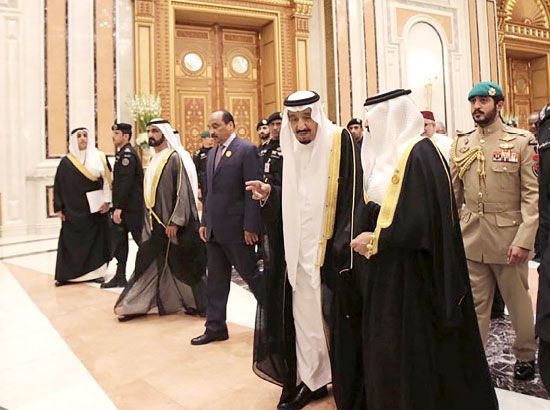 الملك في حديث مع خادم الحرمين الشريفين على هامش أعمال القمة الرابعة للدول العربية ودول أميركا الجنوبية في الرياض