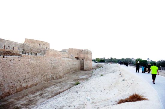 تستقطب قلعة البحرين الكثير من المرتادين للتعرف على هذا الإرث التاريخي - تصوير عقيل الفردان