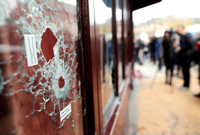  آثار الرصاص في نافذة أحد المطاعم في باريس - REUTERS