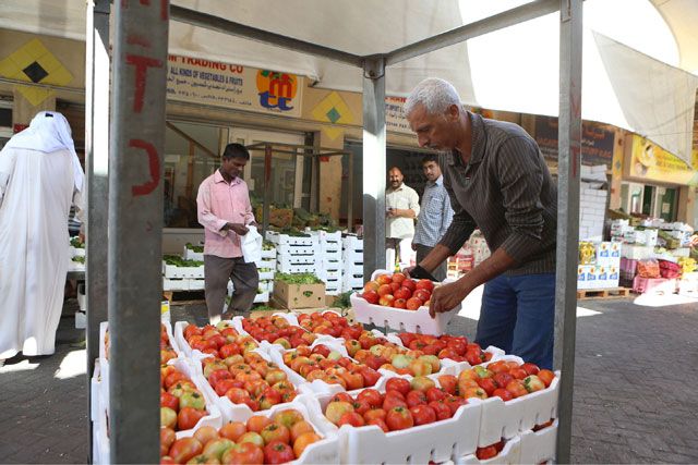 تاجر الخضروات زهير الحواج يعرض بضاعته في سوق المنامة المركزي