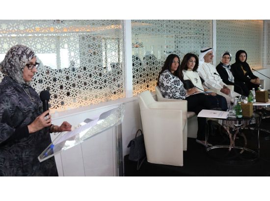 الجلسة الحوارية التي نظمها الاتحاد العالمي لصاحبات الأعمال والمهن البحرينية أمس - تصوير محمد المخرق