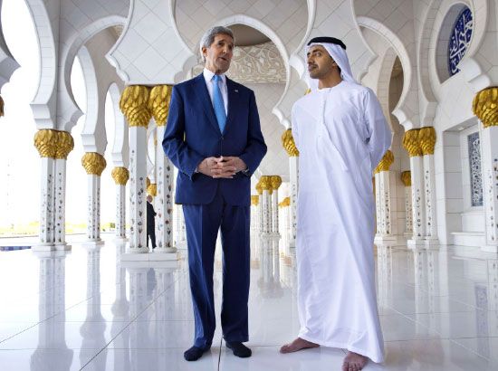 وزير الخارجية الأميركي يقف إلى جانب نظيره الإماراتي خلال زيارته لجامع الشيخ زايد - afp