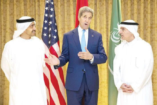 وزير الخارجية الأميركي يقف إلى جانب نضيريه الإماراتي والسعودي في أبوظبي