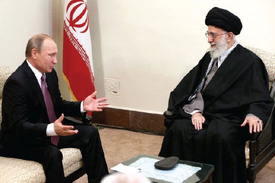 الرئيس الروسي مجتمعاً مع علي خامنئي في طهران - afp