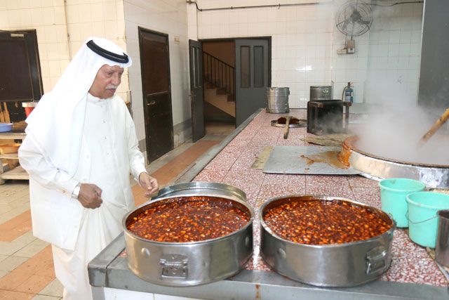مدير المصنع محمد يعاين الحلوى الجاهزة للبيع - تصوير : محمد المخرق