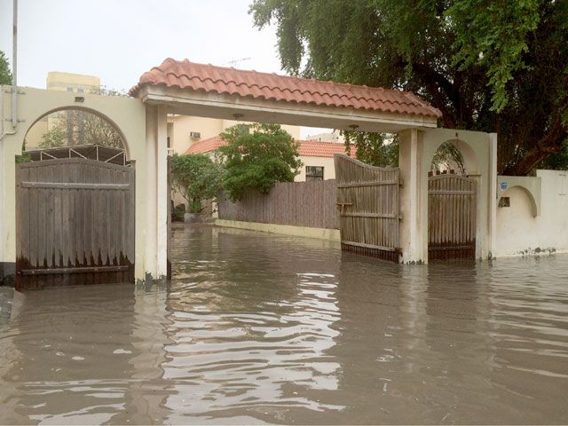 مواطنون ومقيمون تفاجأوا بدخول مياه الأمطار الراكدة إلى داخل منازلهم ولم يستطع آخرون الوصول لسياراتهم
