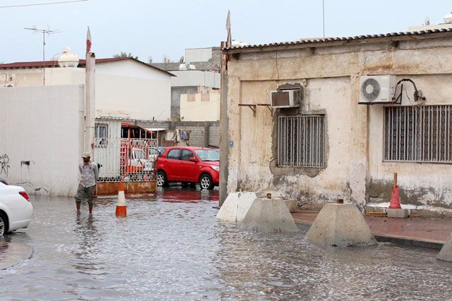 مياه الأمطار حاصرت بعض البيوت في المحرق - تصوير : عيسى إبراهيم