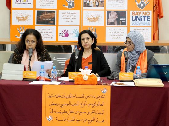 المشاركون في فعالية «وعد» بمناسبة اليوم الدولي للقضاء على العنف ضد المرأة - تصوير عقيل الفردان