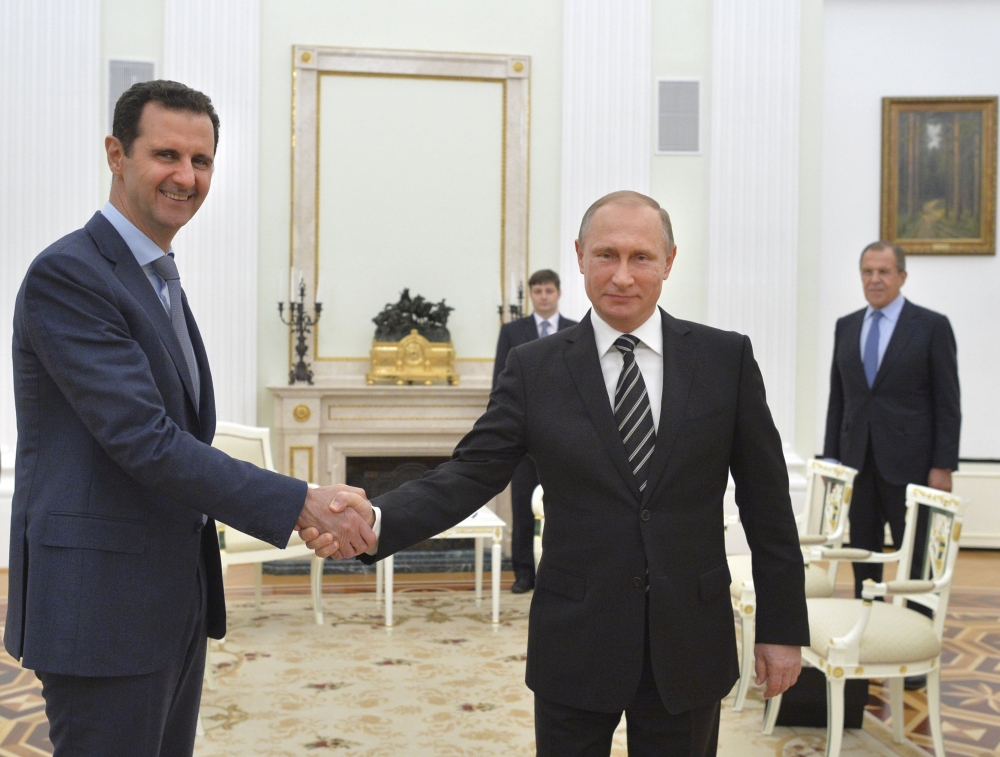 الرئيس الروسي يصافح الرئيس السوري خلال لقائهما في روسيا (20 أكتوبر 2015)