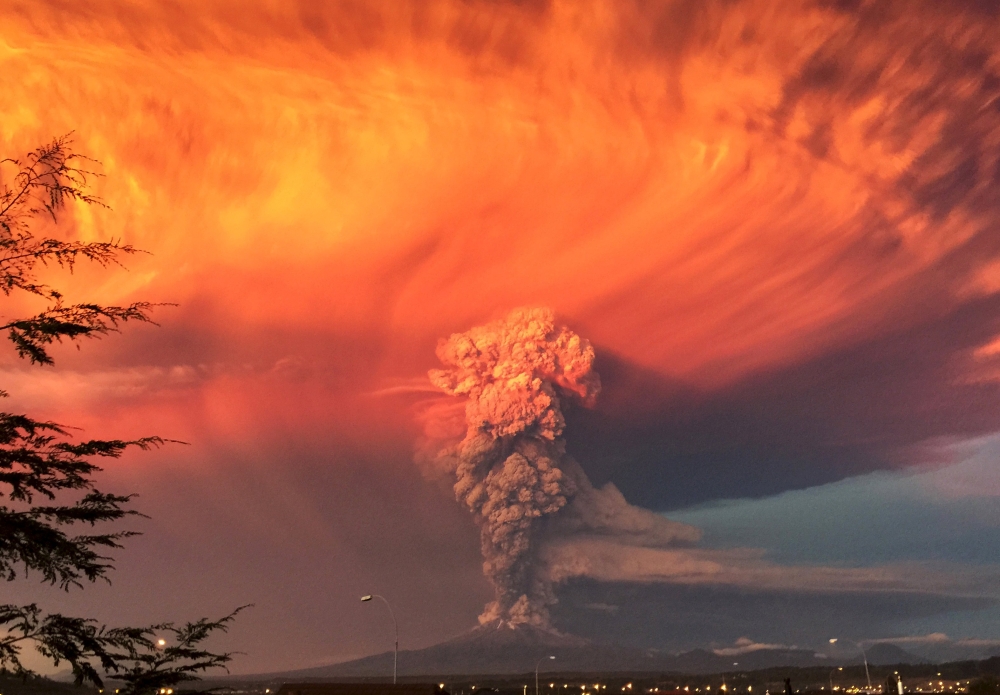الدخان والرماد من بركان مرتفعات كالبيوكو في  مدينة بويرتو مونت، في شيلي (22 أبريل 2015)