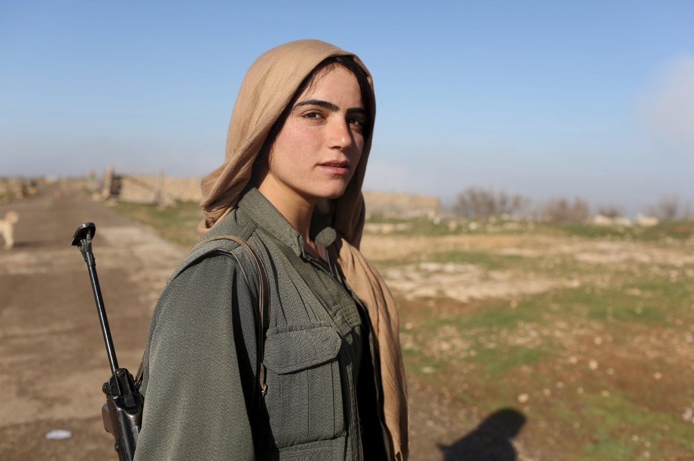 مقاتلة من حزب العمال الكردستاني في موقعا أمنيا في سنجار في العراق (13 مارس 2015)