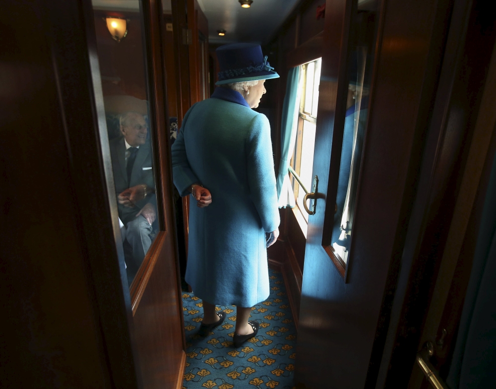 الملكة اليزابيث ملكة بريطانيا  خلال سفرها على خط جديد للسكك الحديدية على الحدود الاسكتلندية (9 سبتمبر 2015)
