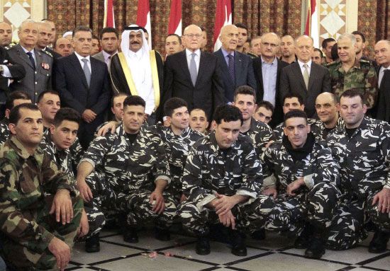 الجنود المحررون في صورة مع رئيس الوزراء اللبناني تمام سلام  - afp