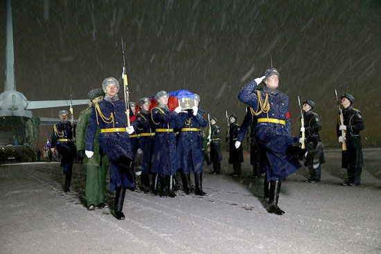 حرس الشرف الروسي يحمل جثمان الطيار في مطار عسكري خارج موسكو - afp