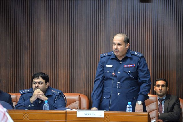 ممثلو «الداخلية» تساءلوا عن أسباب التخوف من زيادة صلاحيات رجال الأمن في المرسوم - تصوير : أحمد آل حيدر