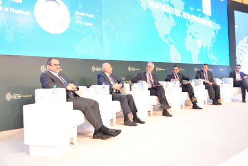الرئيس التنفيذي لبنك البحرين الإسلامي (الأول من اليسار) في إحدى جلسات المؤتمر