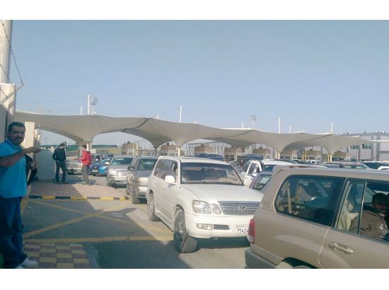 تكدس السيارات بجسر الملك فهد أعاق وصول العائدين من الزيارة للعراق مبكراً
