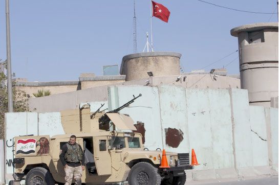 قوات أمن عراقية تقوم بحراسة السفارة التركية في بغداد - reuters