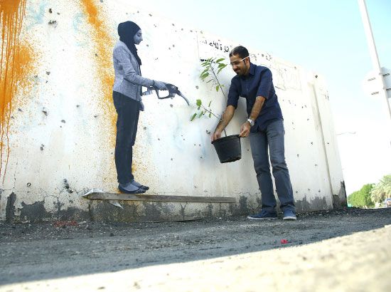 حسين القميش بجانب عمله الفني