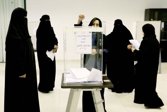 سعوديات يدلين بأصواتهنَّ في مركز للاقتراع بالرياض - reuters