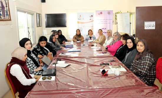 أبوإدريس معلنة عجز التحاد النسائي البحريني خلال مؤتمر صحافي أمس - تصوير عقيل الفردان