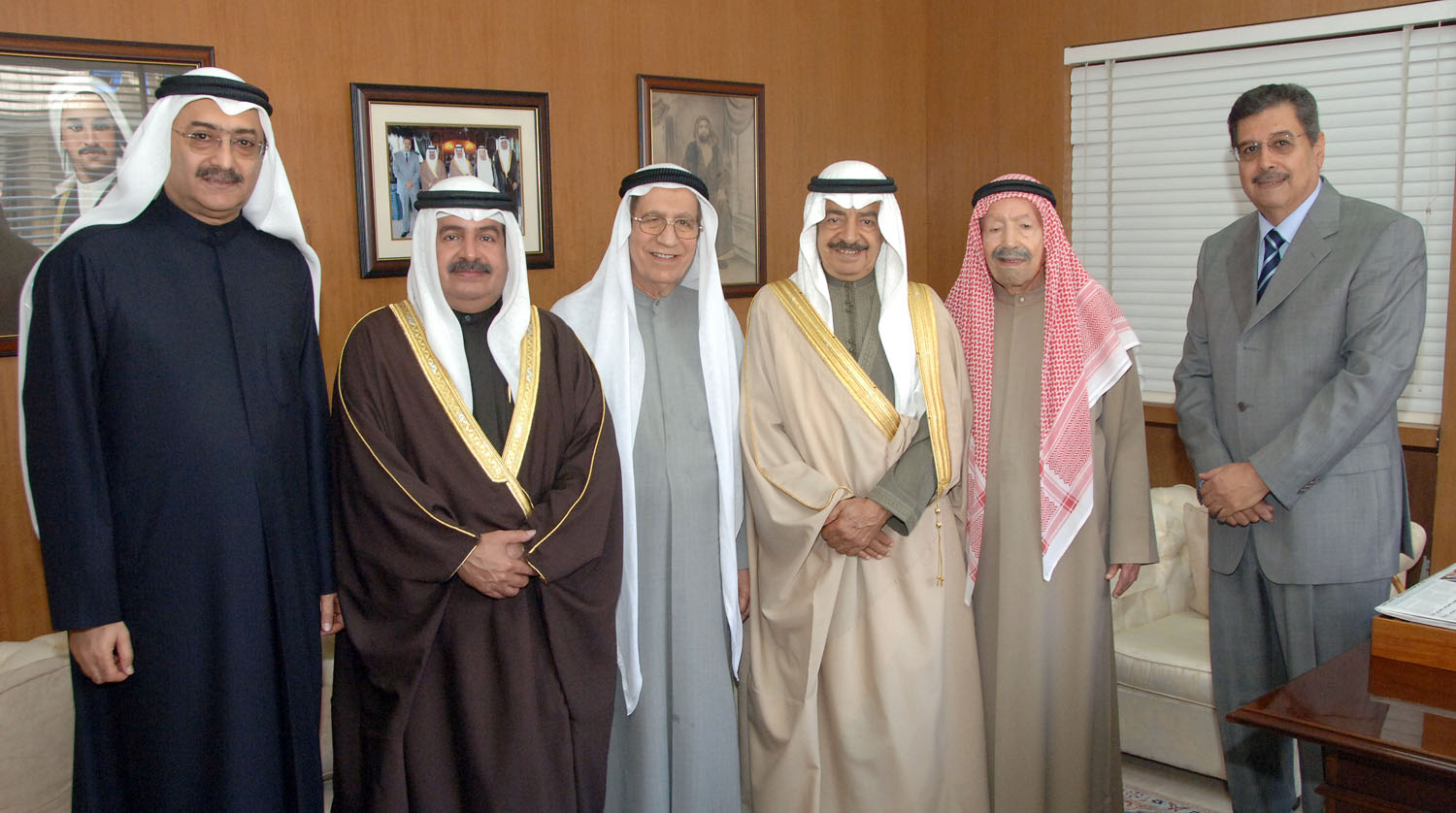  سمو رئيس الوزراء خلال زيارته لشركة الوجيه المرحوم حسين يتيم  (ارشيفية)