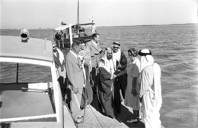 الوجيه ورجل الأعمال حسين يتيم خلف حاكم البحرين الشيخ سلمان بن حمد آل خليفة