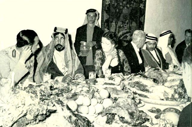 الوجيه ورجل الأعمال حسين يتيم (الثالث على اليمين) على مأدبة على شرف الأمير عبدالإله الوصي على عرش العراق