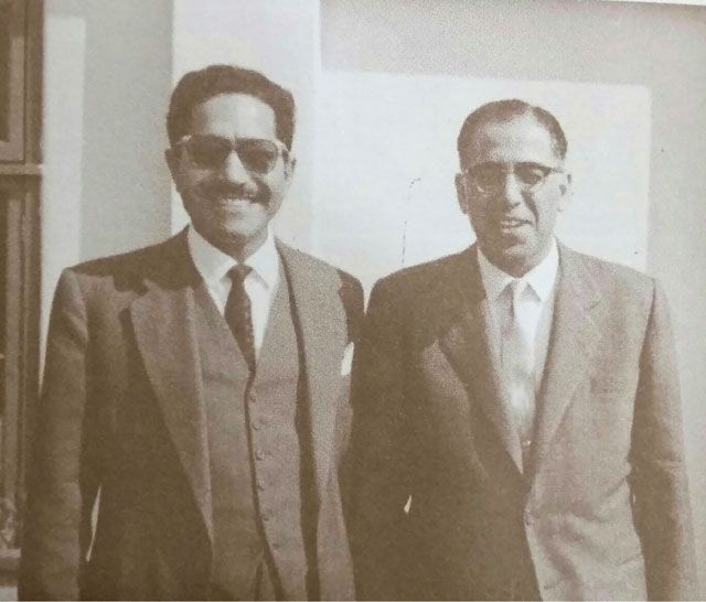 الوجيه ورجل الأعمال حسين يتيم بالنظارة الشمسية مع المرحوم أحمد كانو
