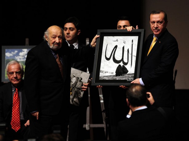 صورة ارشيفية  اردوغان يكرم غوليرا في 2011