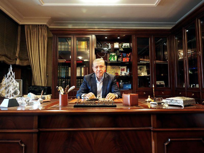 اردوغان في مكتبه الشخصي بمنزله