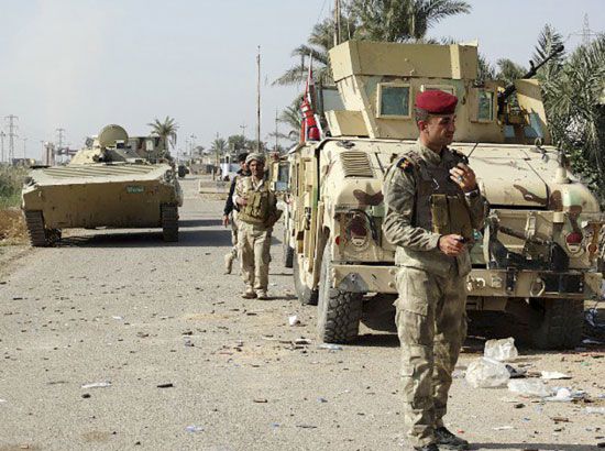 رتل عسكري تابع للجيش العراقي في طريقه إلى مدينة الرمادي (المصدر: قناة السومرية العراقية)