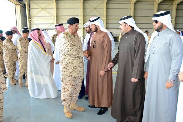 القائد العام لقوة دفاع البحرين في مقدمة مستقبلي جثامين شهداء الواجب