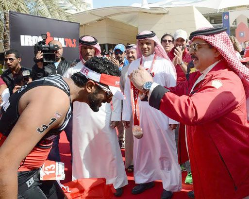عاهل البلاد يتوج ناصر بن حمد بميدالية المركز الثاني في سباق الرجل الحديدي