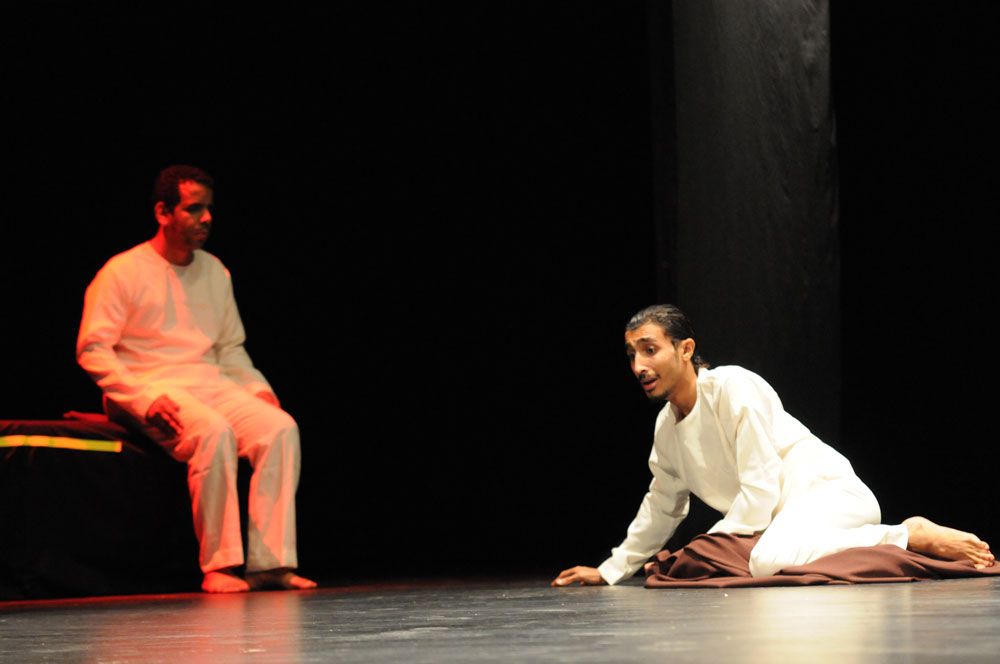 الفنان وليد بشير (الثاني على يمين الصورة) في مشهد من المسرحية 