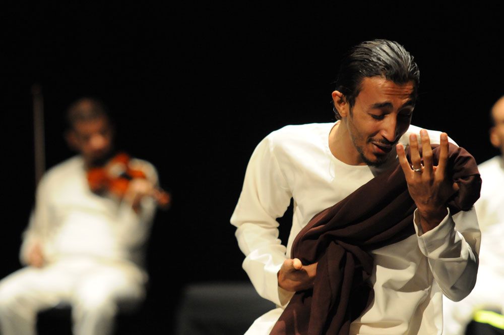 الفنان وليد بشير (الثاني على يمين الصورة) في مشهد من المسرحية 