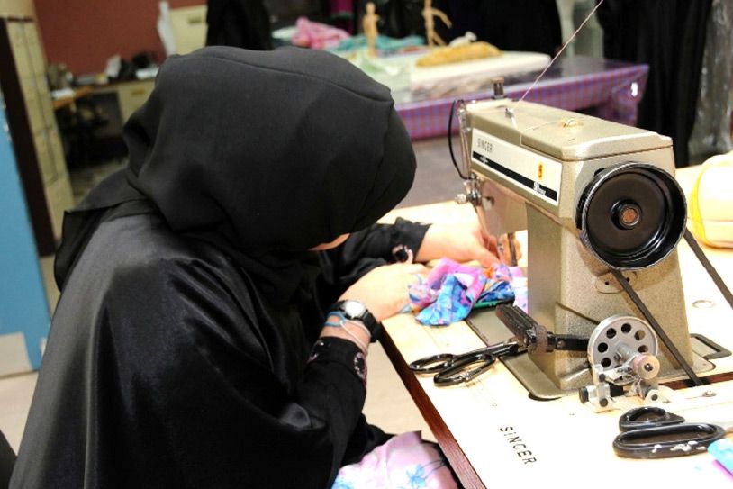 بحرينية تعمل في أحد مصانع الملابس الجاهزة المصدرة للولايات المتحدة