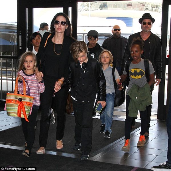 انجلينا جولي وبراد بيت مع عائلتهما خلال الرحلة