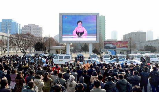 كوريون شماليون يحتفلون ابتهاجاً بنجاح اختبار القنبلة الهيدروجينية -afp